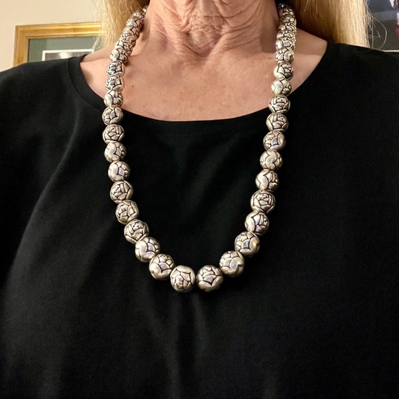 Rosette Beaded Pearls Necklace - Picture 11 of 11